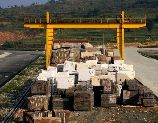 Bermotor Bepergian Double Girder Gantry Crane 40 Ton 50 Ton