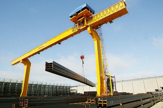 Daya listrik 10-75t Double Girder Gantry Crane Lifting halus dengan remote control nirkabel