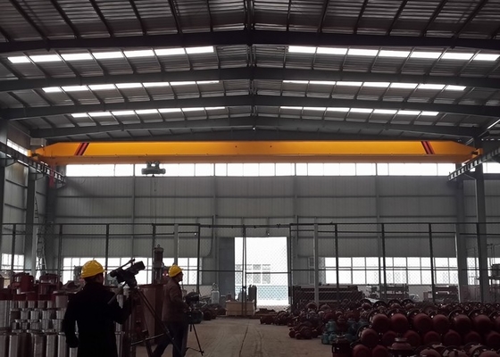 Rentang 7,5-31.5m 20 Ton Bridge Crane Single Beam EOT Crane 8m / Min Kecepatan Angkat