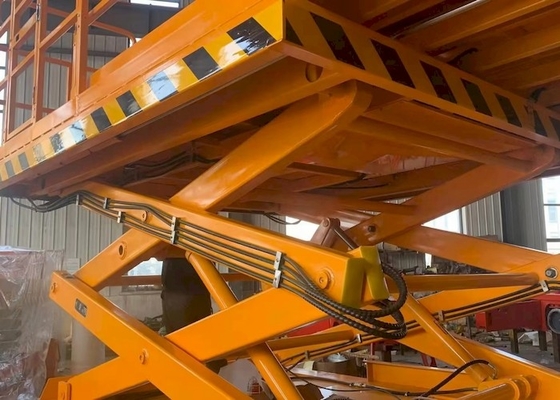 OEM 3.98mx1.83m Platform 680kg Diesel Scissor Lift Untuk Tanah Yang Tidak Rata