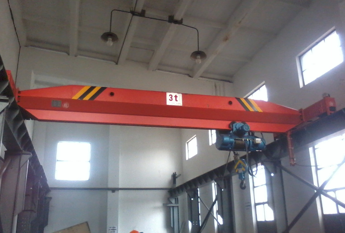 Remote Control Single Girder Jembatan Crane Dengan Kabin Cover Hujan Berat Tampilan Sistem Pencahayaan
