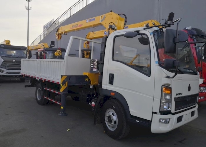 Truk Efisiensi Tinggi Dipasang Boom Crane 75km/H 88km/H 8 Ton Crane Truck